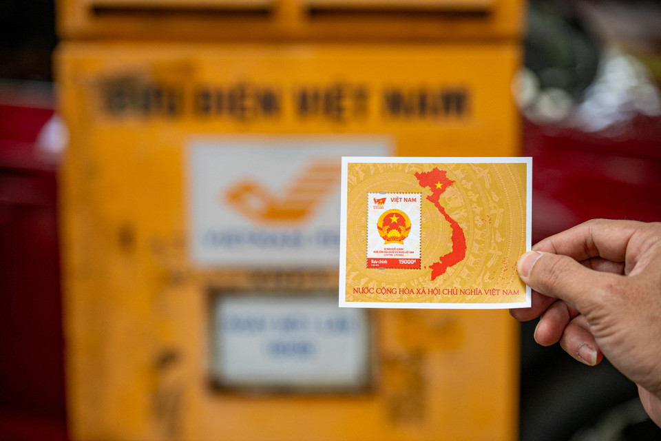 Bộ tem bưu chính "Kỷ niệm 80 năm Quốc khánh nước Cộng hòa xã hội chủ nghĩa Việt Nam (2/9/1945 - 2/9/2025)" được phát hành ngày 26/8/2025, thiết kế bởi họa sỹ Nguyễn Du. Bộ tem sử dụng gam màu đỏ - vàng rực rỡ, tôn vinh hình ảnh Chủ tịch Hồ Chí Minh, Quốc huy, và bản đồ Việt Nam, khẳng định chủ quyền, tự do và sự phát triển của đất nước. (Ảnh: Minh Sơn/Vietnam+)