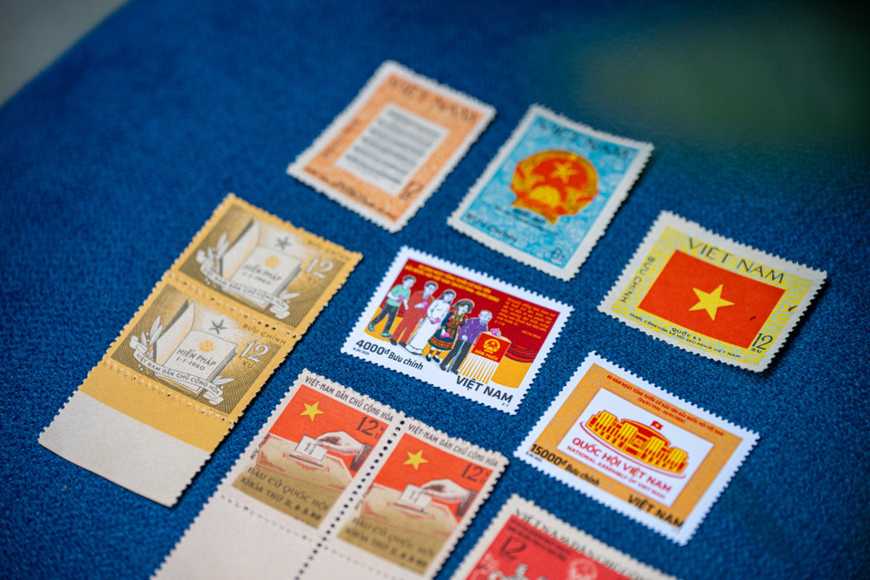 Các bộ tem quý về Bầu cử Quốc hội Việt Nam là di sản văn hóa, lịch sử quan trọng, ghi lại các cột mốc từ năm 1946 đến nay không chỉ thể hiện quyền dân chủ mà còn là tác phẩm nghệ thuật, tôn vinh hình ảnh Quốc hội và sự thống nhất đất nước qua từng thời kỳ. (Ảnh: Minh Sơn/Vietnam+)