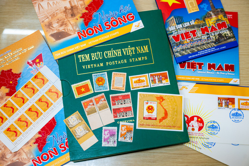 Tem bưu chính tưởng chừng nhỏ bé nhưng lại là “nhân chứng” lịch sử gắn với các dấu mốc quan trọng của đất nước. Các kỳ bầu cử Quốc hội Việt Nam cũng được ghi lại một cách sinh động qua từng bộ sưu tập tem. (Ảnh: Minh Sơn/Vietnam+)