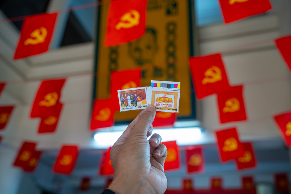 Ngày 2/12/2025, Bộ Khoa học và Công nghệ phát hành bộ tem “Kỷ niệm 80 năm Ngày Tổng tuyển cử đầu tiên bầu Quốc hội Việt Nam (1946 - 2026),” gồm 2 mẫu tem. (Ảnh: Minh Sơn/Vietnam+)