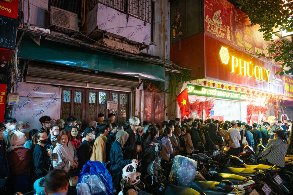 Từ sáng sớm 26/2 (tức Mùng 10 tháng Giêng Âm lịch), trước cửa các cửa hàng vàng lớn tại Hà Nội lại xuất hiện cảnh người dân xếp hàng dài, chờ đến lượt giao dịch. Không ít nơi phải phát số thứ tự từ 4–5 giờ sáng để tránh chen lấn. (Ảnh: Minh Sơn/Vietnam+)