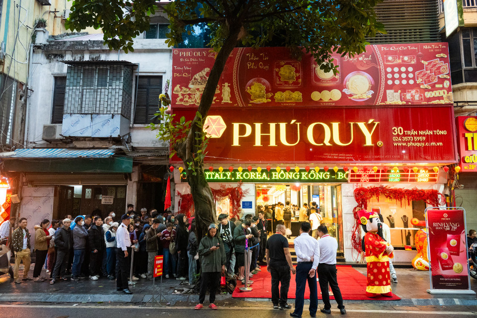 Bên trong các cửa hàng vàng những ngày này sôi động hơn bao giờ hết. Khách hàng được hướng dẫn xếp hàng hoặc ngồi chờ đến lượt. (Ảnh: Minh Sơn/Vietnam+)