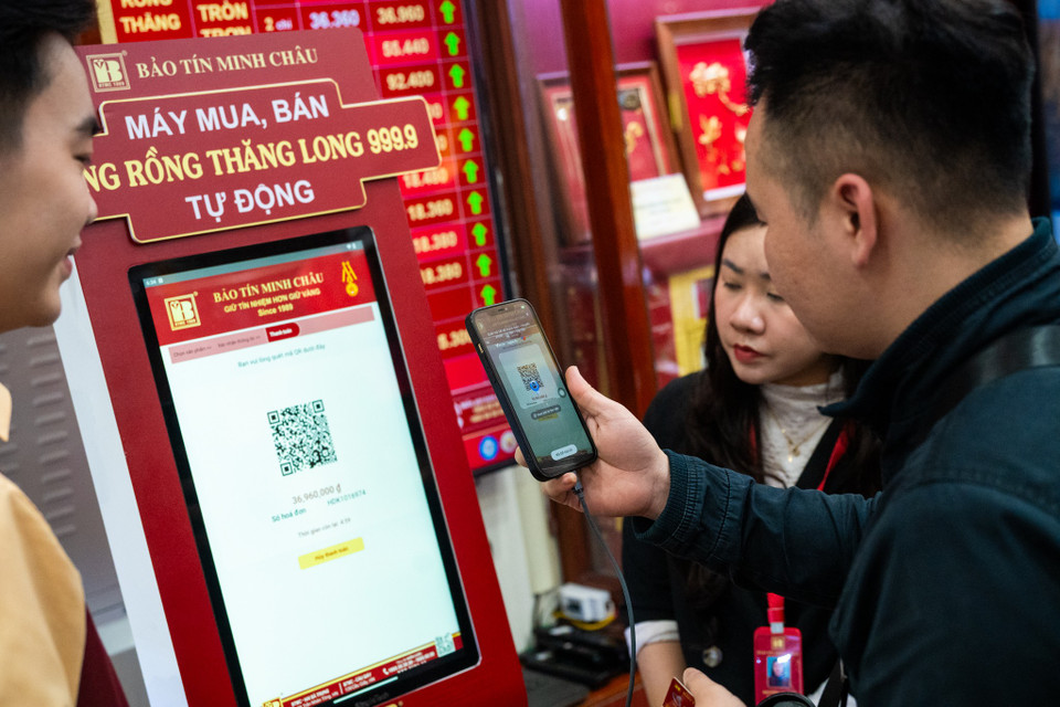 Người dân chỉ cần dùng căn cước công dân quét để nhập thông tin sau đó chọn số lượng mua và tiến hành thanh toán. (Ảnh: Minh Sơn/Vietnam+)