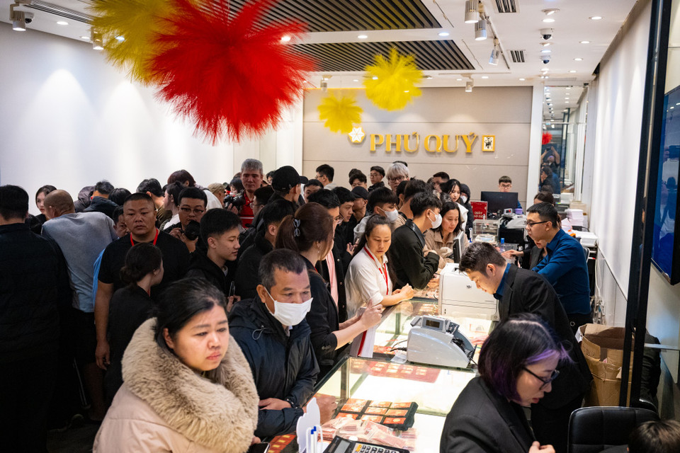 Tại cửa hàng Phú Quý trên phố Trần Nhân Tông, từ 6 giờ 30 sáng đã bắt đầu mở cửa đón khách. (Ảnh: Minh Sơn/Vietnam+)
