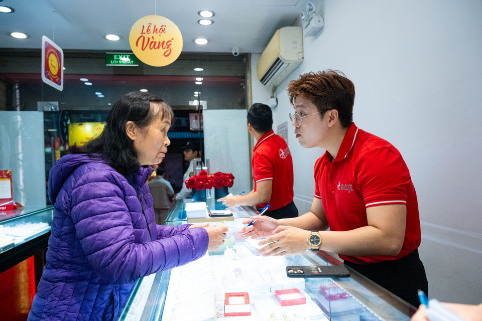 Phần lớn khách chọn mua nhẫn tròn trơn 0,5 chỉ hoặc 1 chỉ – loại được xem là dễ tích trữ và phổ biến trong dịp này. Ngoài ra, các sản phẩm vàng ép vỉ, vàng hình linh vật năm hay đồng tiền vàng phong thủy cũng thu hút sự quan tâm lớn. (Ảnh: Minh Sơn/Vietnam+)