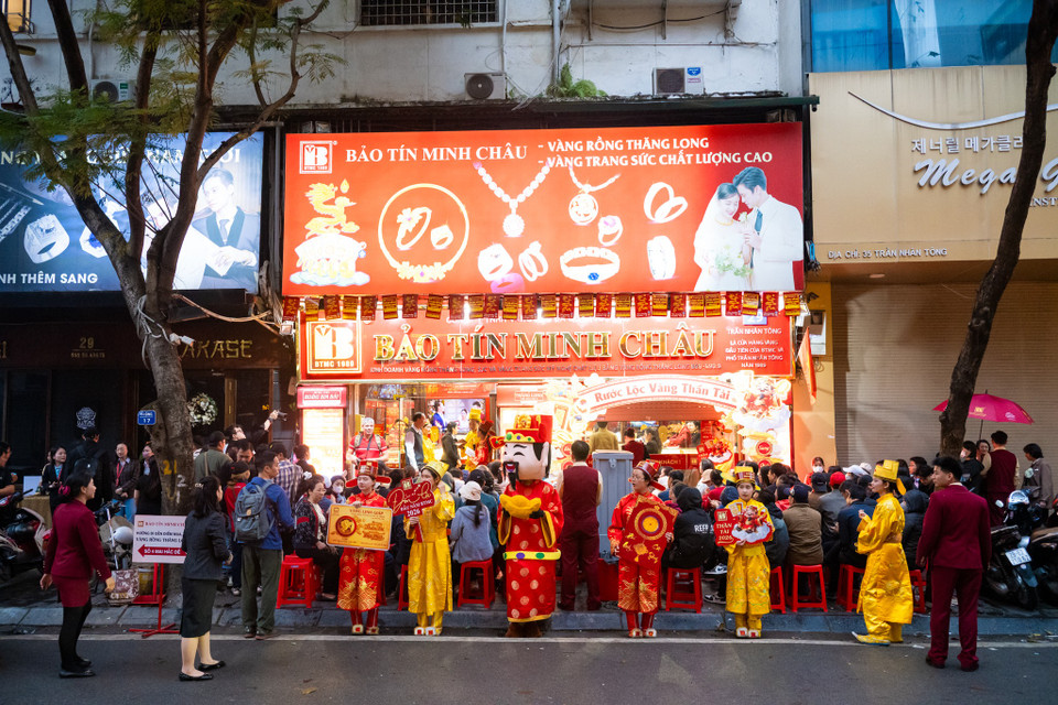 Cận kề giờ mở bán, không khí mua bán tại các tiệm vàng lớn ở Hà Nội đã “nóng” lên từng giờ. (Ảnh: Minh Sơn/Vietnam+)