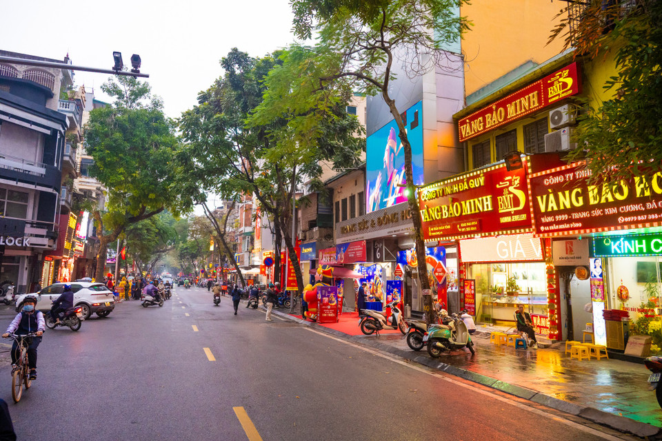 Từ ngày mùng 8 Âm lịch, nhiều người dân đã xếp hàng trước các cửa hàng để chờ mua vàng với quan niệm “lấy lộc” đầu năm. (Ảnh: Minh Sơn/Vietnam+)