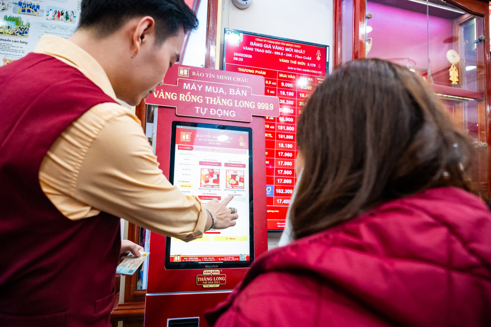 Bảo Tín Minh Châu đã trang bị máy bán vàng tự động tại toàn bộ các cơ sở kinh doanh, giúp người dân giao dịch nhanh chóng, an toàn, thuận tiện hơn. (Ảnh: Minh Sơn/Vietnam+)