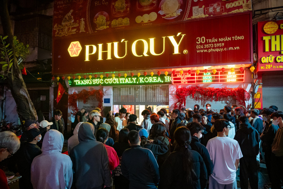 Mỗi năm, vào ngày vía Thần Tài (mùng 10 tháng Giêng Âm lịch), thị trường vàng trong nước lại bước vào "cao điểm" mua sắm. Quan niệm mua một ít vàng để cầu tài lộc, hanh thông làm ăn đã trở thành thói quen của nhiều gia đình, tiểu thương và giới kinh doanh. (Ảnh: Minh Sơn/Vietnam+)