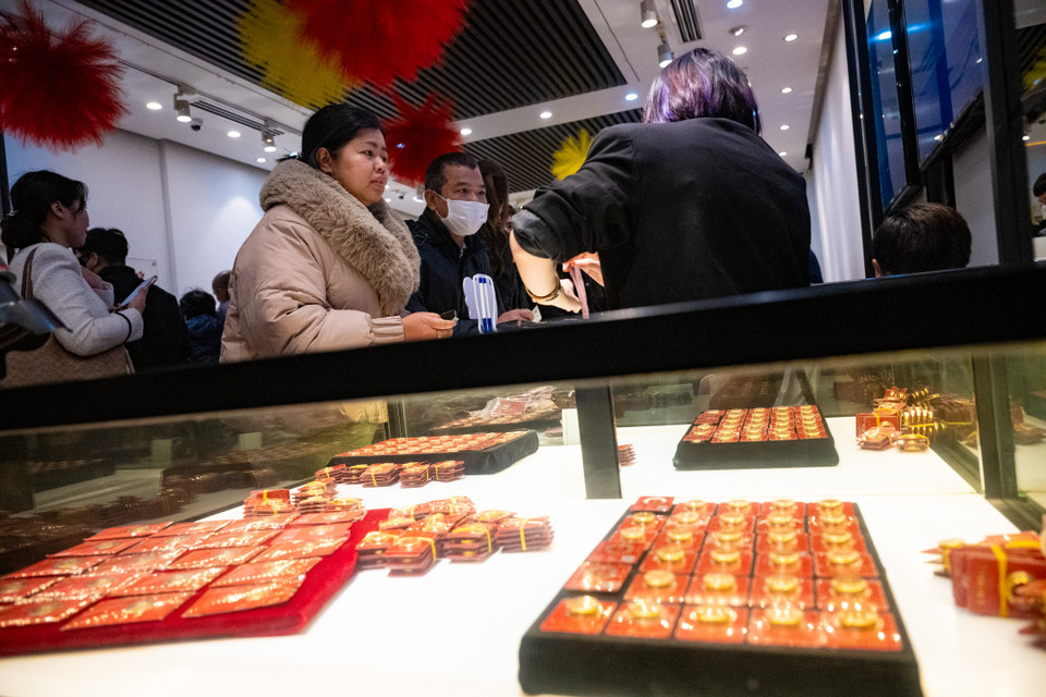 Theo bảng niêm yết, giá vàng tại nhiều doanh nghiệp quay đầu giảm nhẹ khi mở cửa sớm ngày vía Thần tài (mùng 10 tết). (Ảnh: Minh Sơn/Vietnam+)