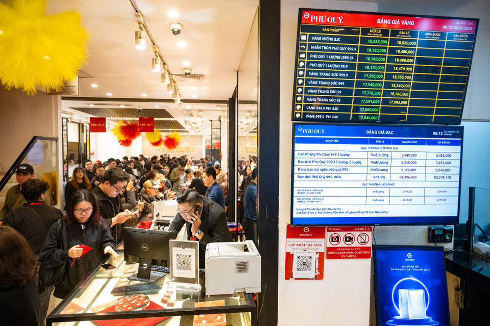 Theo đó, đầu giờ sáng 26/2, giá vàng miếng tại SJC với chiều mua vào là 182 triệu đồng/lượng và bán ra 185 triệu đồng/lượng, giảm 300.000 đồng/lượng. Vàng nhẫn 4 số 9 tại SJC mua vào 181,5 triệu đồng và bán ra 184,5 triệu đồng. Công ty Bảo Tín Minh Châu mua vàng nhẫn ở mức 181,8 triệu đồng, bán ra 184,8 triệu đồng; Công ty Phú Quý niêm yết mua vàng nhẫn 181,8 triệu đồng và bán ra 184,8 triệu đồng/lượng... (Ảnh: Minh Sơn/Vietnam+)