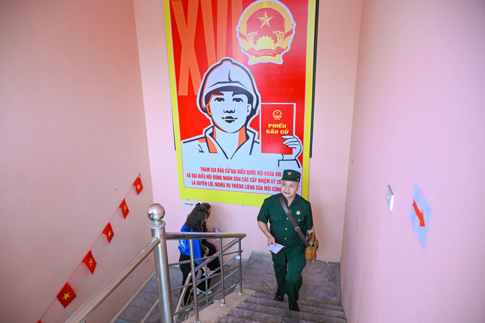 Buổi vận hành thử nghiệm tập trung vào thực hành thử toàn bộ quy trình tổ chức cho cử tri bỏ phiếu nhằm bảo đảm các Tổ bầu cử nắm vững thao tác nghiệp vụ và xử lý tình huống phát sinh. (Ảnh: Minh Sơn/Vietnam+)