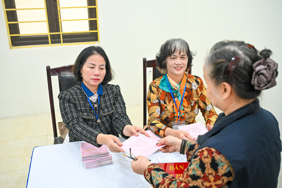 Thành viên các tổ bầu cử đã thực hành các bước đảm bảo đúng, đủ theo quy định của pháp luật. (Ảnh: Minh Sơn/Vietnam+)