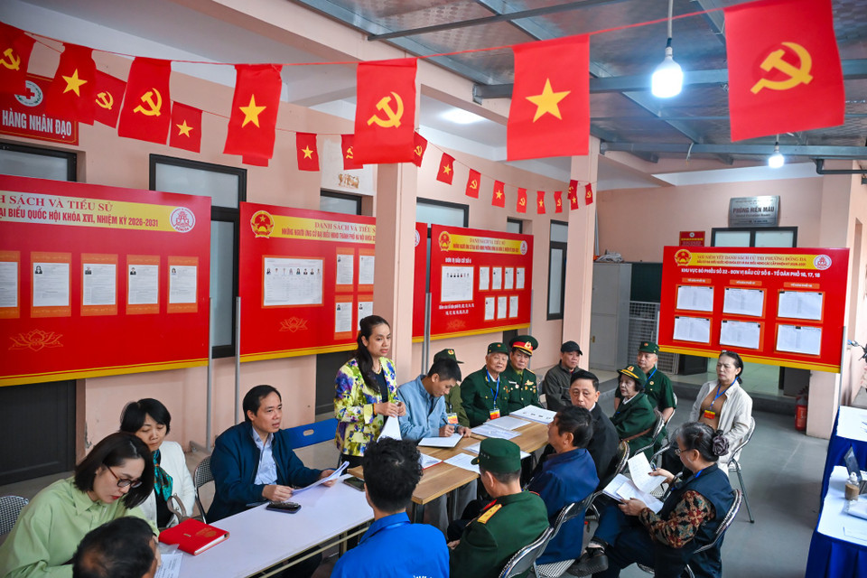 Bà Nguyễn Lan Hương, Uỷ viên Ban thường vụ, Phó Chủ tịch Hội đồng Nhân dân phường Đống Đa - Trưởng ban bầu cử số 6 đã trao đổi, đánh giá tiến độ chuẩn bị, kiểm tra địa điểm bỏ phiếu, công tác trang trí khánh tiết, niêm yết danh sách cử tri, danh sách ứng cử viên tại khu vực bỏ phiếu số 22 cũng như kiểm tra các điều kiện bảo đảm an ninh trật tự và cơ sở vật chất phục vụ ngày bầu cử. (Ảnh: Minh Sơn/Vietnam+)