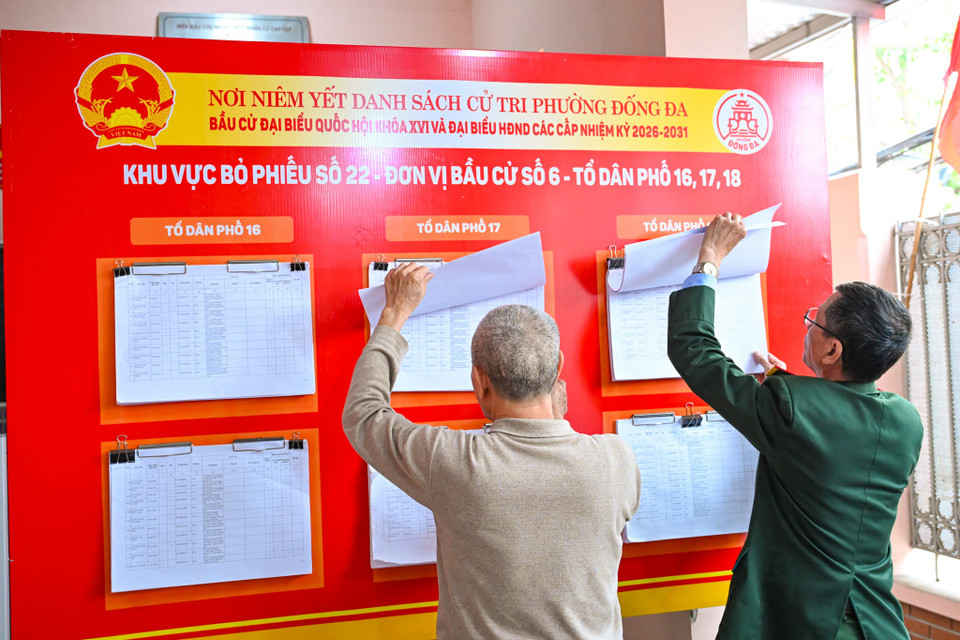 Sáng 12/3, Ban bầu cử số 6 phường Đống Đa tại tiến hành công tác kiểm tra, rà soát và chạy vận hành thử nghiệm quy trình bỏ phiếu tại Khu vực bỏ phiếu số 22 (Trụ sở Hội chữ thập đỏ Đống Đa). (Ảnh: Minh Sơn/Vietnam+)