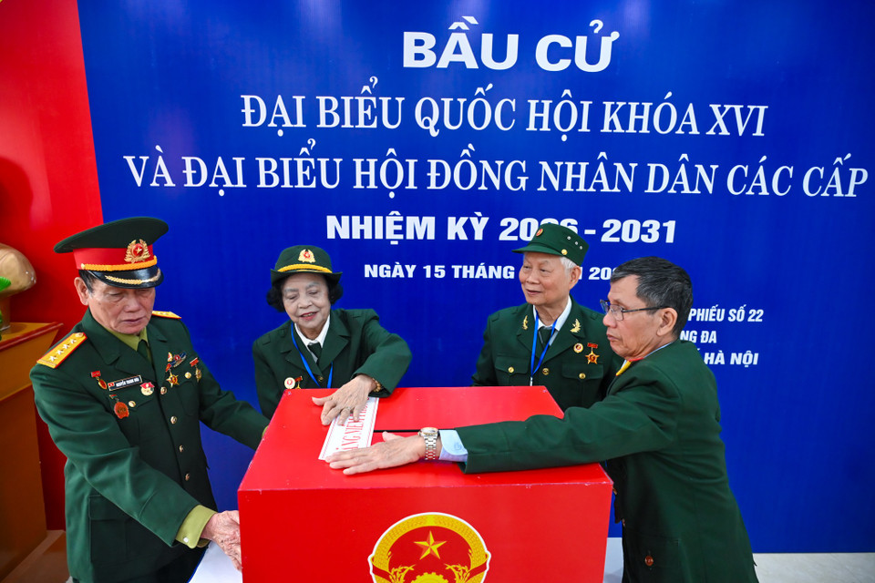 Tại buổi làm việc, Ban bầu cử số 6 đã hướng dẫn tổ bầu cử số 22 tiến hành chạy thử nghiệm quy trình đón tiếp cử tri, tổ chức khai mạc (chào cờ, phát biểu khai mạc, thông qua thể lệ bầu cử), kiểm tra và niêm phong hòm phiếu; hướng dẫn cử tri tiến hành bỏ phiếu, quy trình kiểm phiếu bầu cử 3 cấp. (Ảnh: Minh Sơn/Vietnam+)