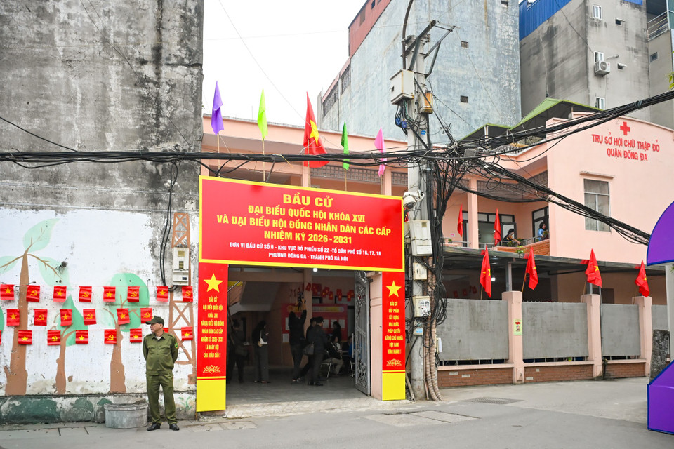 Chỉ còn ít ngày nữa sẽ diễn ra bầu cử đại biểu Quốc hội và Hội đồng nhân dân các cấp nhiệm kỳ 2026-2031. Nhiều tổ bầu cử tại Hà Nội đang gấp rút hoàn tất công tác chuẩn bị, sẵn sàng cho ngày hội toàn dân. (Ảnh: Minh Sơn/Vietnam+)