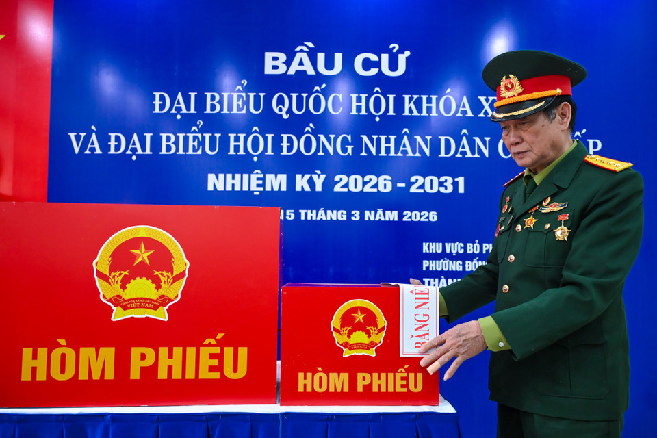 Các lực lượng tham gia như: tổ trưởng tổ dân phố, thành viên ban Công tác Mặt trận, Bí thư Chi bộ, cựu chiến binh, thanh niên, phụ nữ, lực lượng an ninh cơ sở… đều được phân công nhiệm vụ cụ thể, chi tiết đảm bảo sẵn sàng cho ngày bầu cử 15/3. (Ảnh: Minh Sơn/Vietnam+)