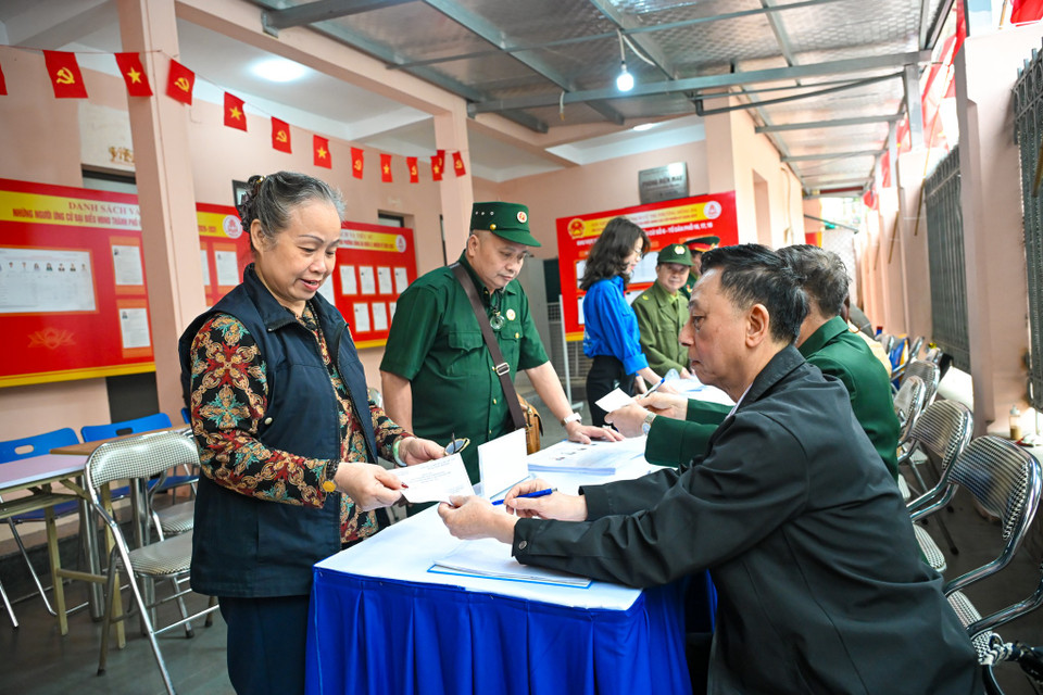 Các cử tri tham gia thử nghiệm lần lượt thực hiện các bước từ lúc đến cho tới lúc bỏ phiếu theo đúng quy trình hướng dẫn. (Ảnh: Minh Sơn/Vietnam+)