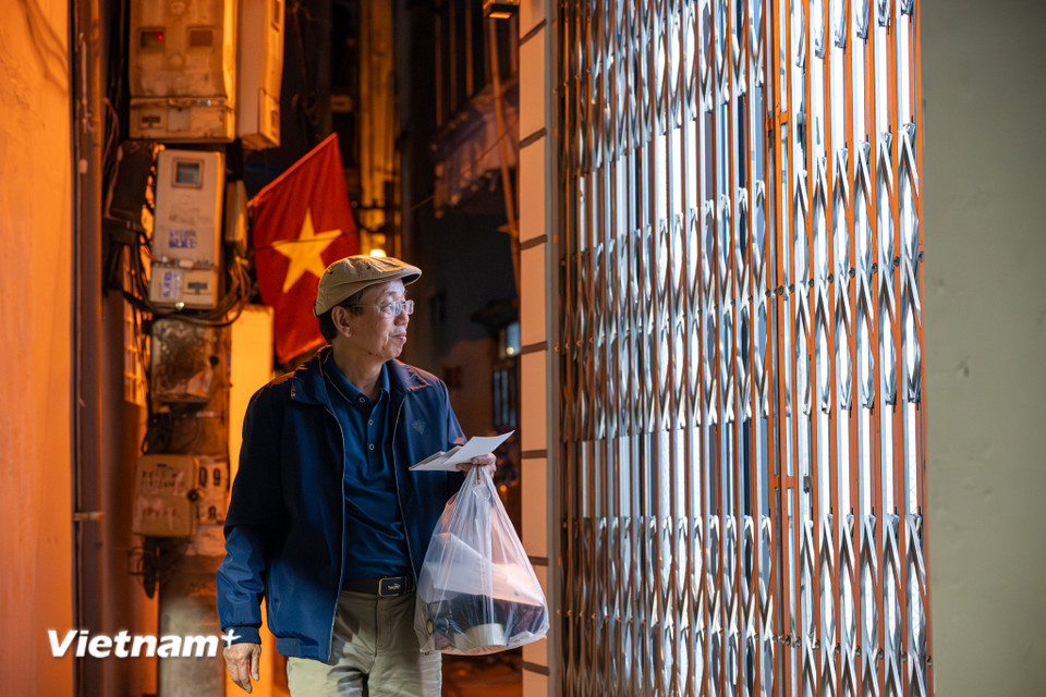 21 giờ tối, ông Việt với sự hỗ trợ của Đoàn Thanh niên phường Đống Đa và các tổ trưởng, tổ phó trên địa bàn đã đi trao những tấm thẻ cử tri cuối cùng cho người dân. (Ảnh: Minh Sơn/Vietnam+)