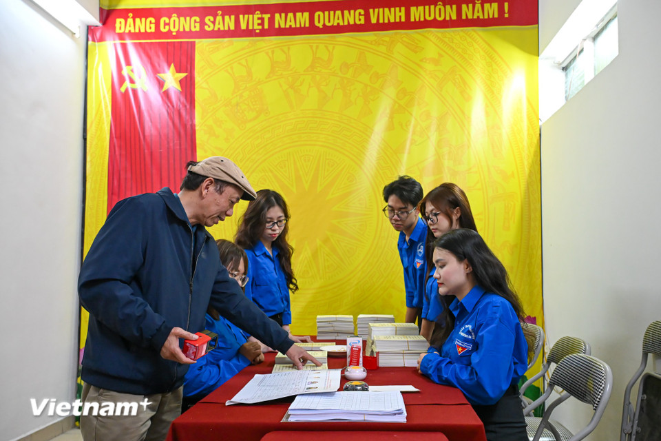 Chỉ ít ngày nữa, cử tri phường Đống Đa (Hà Nội) sẽ cùng với hơn 6 triệu cử tri Thủ đô tham gia bầu cử đại biểu Quốc hội khóa VXI và đại biểu Hội đồng Nhân dân các cấp nhiệm kỳ 2026-2031. Trong những ngày này, không khí chuẩn bị tại phường trở nên khẩn trương hơn bao giờ hết. (Ảnh: Minh Sơn/Vietnam+)