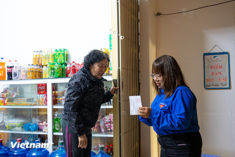 Lực lượng Đoàn viên thanh niên phường Đống Đa hỗ trợ các tổ bầu cử trong việc phát thẻ cử tri kịp thời đến người dân. (Ảnh: Minh Sơn/Vietnam+)