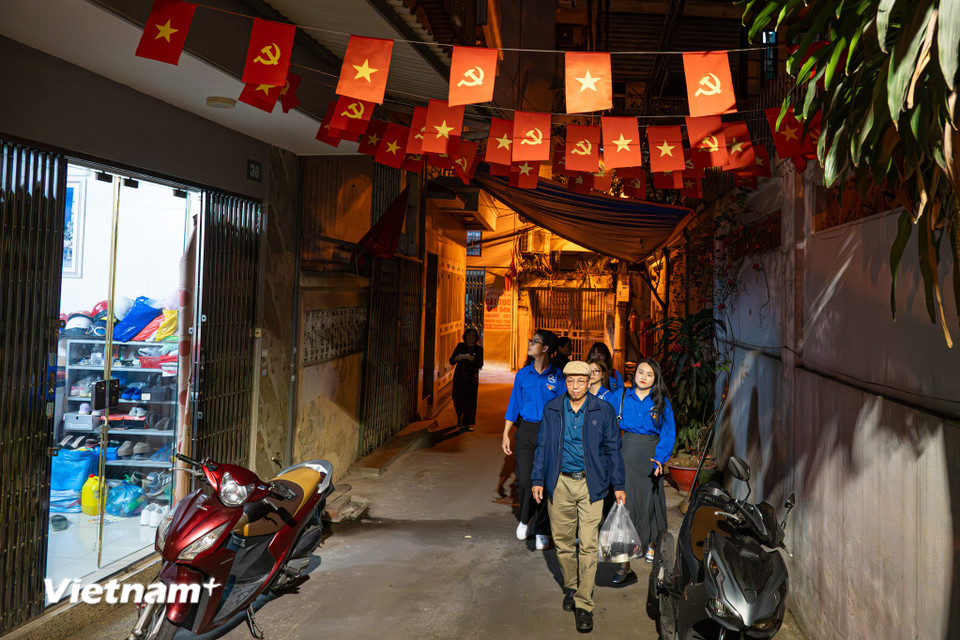 Tổ bầu cử do ông Việt phụ trách hiện tại theo danh sách có 2.251 cử tri. Với phương châm “đi từng ngõ, gõ từng nhà, rà từng người”, tổ bầu cử đã huy động tối đa nhân lực để phát thẻ cử tri đến tận tay người dân. (Ảnh: Minh Sơn/Vietnam+)