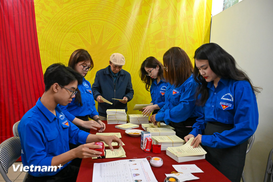 20 giờ đêm ngày 9/3, tổ bầu cử trên địa bàn phường Đống Đa vẫn trong không khí khẩn trương rộn rã chuẩn bị cho "ngày hội non sông" của Thủ đô cũng như cả nước. (Ảnh: Minh Sơn/Vietnam+)
