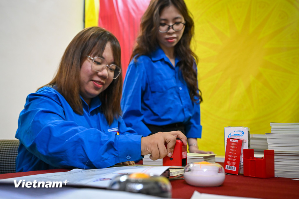 "Nếu tổ bầu cử tự làm phải mấy ngày mới xong nhưng nhờ có sự giúp sức của Đoàn thanh niên phường, chỉ trong vòng một ngày, gần 10 nghìn lá phiếu đã được hoàn thiện," ông Việt chia sẻ. (Ảnh: Minh Sơn/Vietnam+)