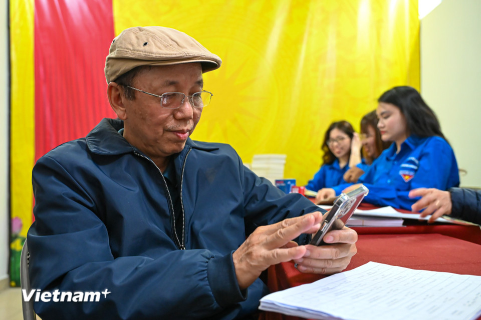 Ông Trần Đình Việt - Bí thư Chi bộ Đảng kiêm Trưởng ban công tác Mặt trận khu dân cư 58 (phường Đống Đa), Tổ trưởng Hòm phiếu số 8 khu vực bầu cử số 1 Hà Nội, cho biết tới thời điểm hiện tại công tác chuẩn bị đã hoàn tất. (Ảnh: Minh Sơn/Vietnam+)