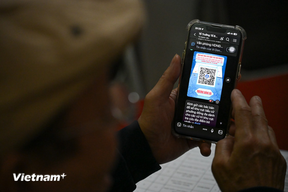 Trong tuần cao điểm trước ngày bầu cử, công tác truyền thông tập trung nhấn mạnh thông điệp ngày bầu cử là “ngày hội non sông”, đồng thời phổ biến các quy định, quyền và nghĩa vụ của cử tri. Thông tin về ứng cử viên, thời gian và địa điểm bỏ phiếu cũng được cung cấp để cử tri thuận tiện tìm hiểu và tham gia. (Ảnh: Minh Sơn/Vietnam+)