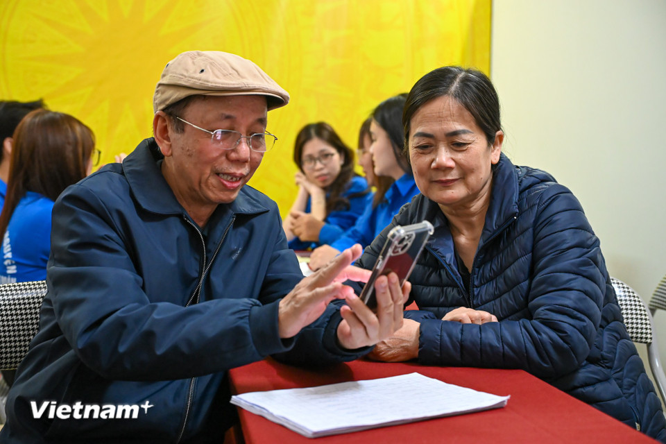 Trong cuộc bầu cử đại biểu Quốc hội khóa XVI và đại biểu Hội đồng Nhân dân các cấp nhiệm kỳ 2026-2031, Hà Nội cũng đã đẩy mạnh tuyên truyền bầu cử trên nhiều nền tảng giúp người dân tiếp cận thông tin, góp phần nâng cao tỉ lệ cử tri tham gia bỏ phiếu. (Ảnh: Minh Sơn/Vietnam+)