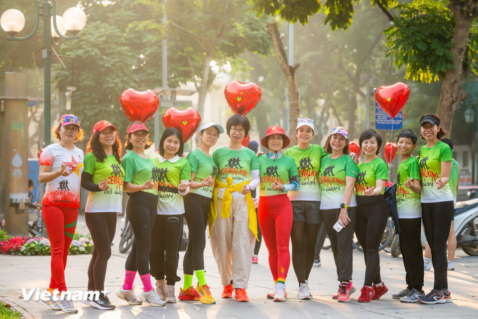 Và có lẽ, chính sự bình yên ấy là 'món quà' mà Hà Nội dành cho những ai yêu thành phố này một lời chúc năm mới được thốt lên không bằng lời nói, mà bằng cảnh sắc và cảm xúc rất riêng của Thủ đô. (Ảnh: Minh Sơn/Vietnam+)