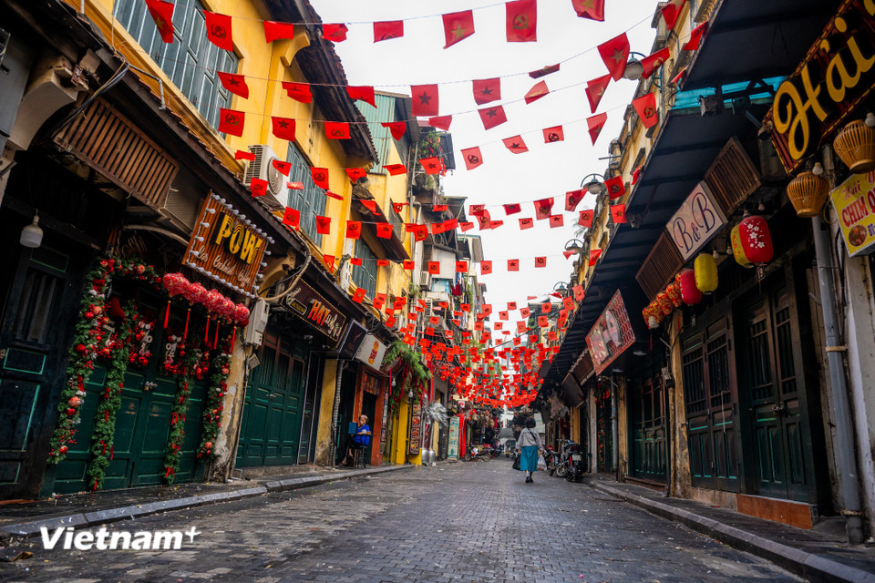 Không có nhiều tiếng động, nhưng có rất nhiều câu chuyện, khoảnh khắc mà người ta có thể dễ dàng bắt gặp, có thể là nụ cười của người bán hàng rong hay một món ăn ngon từ gánh hàng rong ven đường. (Ảnh: Minh Sơn/Vietnam+)