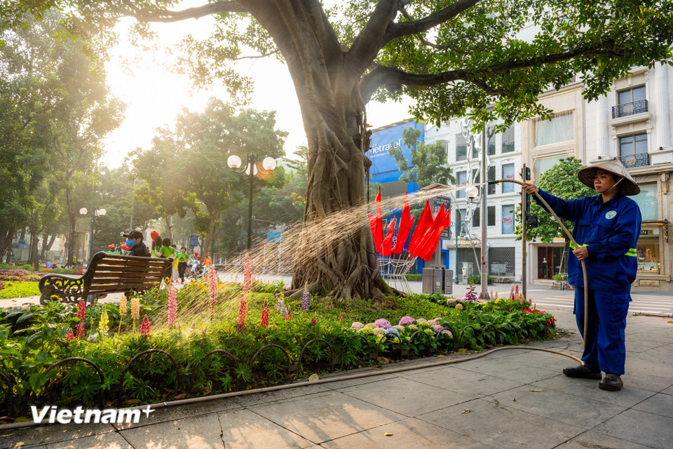 Không chỉ cảnh sắc làm nên sự bình yên của Hà Nội ngày đầu năm, mà chính nhịp sống chậm rãi và tâm trạng hân hoan của người dân Thủ đô mới là nét chấm phá quan trọng. (Ảnh: Minh Sơn/Vietnam+)