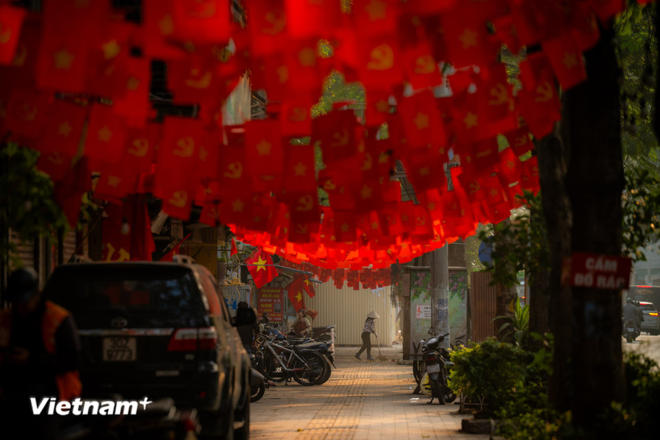 Ngay từ sớm, những vạt nắng nhẹ trên bầu trời hoà cùng cái se lạnh của mùa đông miền Bắc, làm nổi bật vẻ tĩnh tại của Thủ đô. (Ảnh: Minh Sơn/Vietnam+)