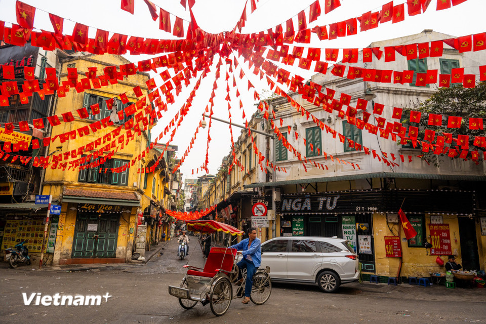 Hà Nội ngày đầu năm đẹp không chỉ bởi cảnh sắc, mà còn bởi nhịp sống chậm lại. Thành phố vốn quen với xô bồ bỗng trở nên giản dị, như được trả về đúng giá trị, một nơi lưu giữ những vẻ đẹp chan hòa giữa hiện đại và truyền thống. (Ảnh: Minh Sơn/Vietnam+)
