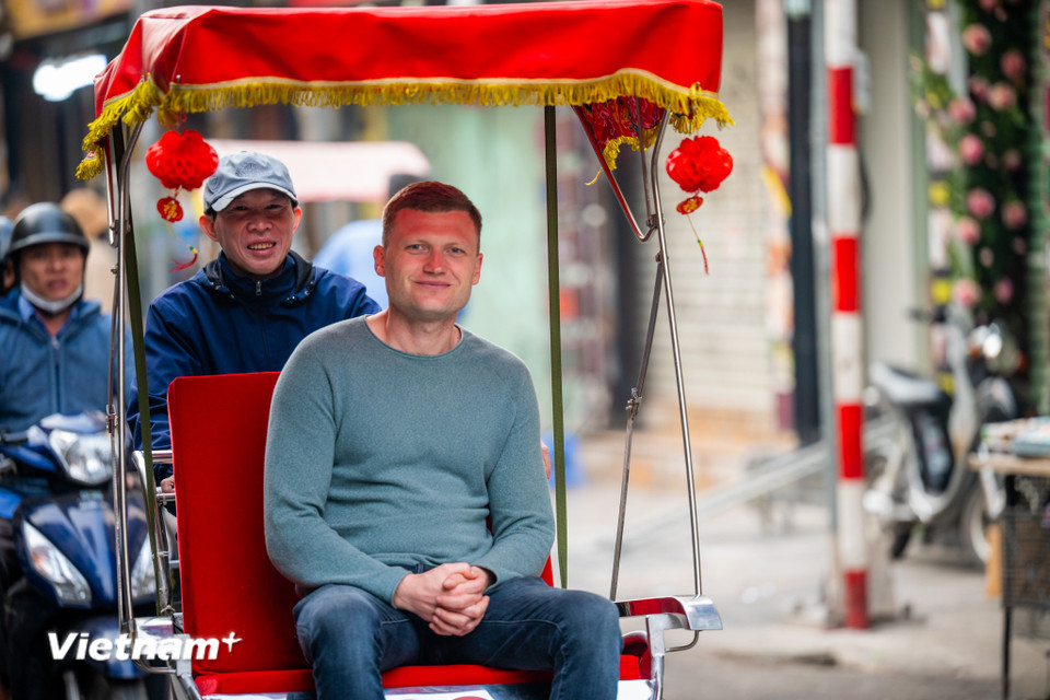 Những vị khách du lịch cũng dường như cảm nhận được một vẻ đẹp rất khác của Hà Nội những ngày này. (Ảnh: Minh Sơn/Vietnam+)