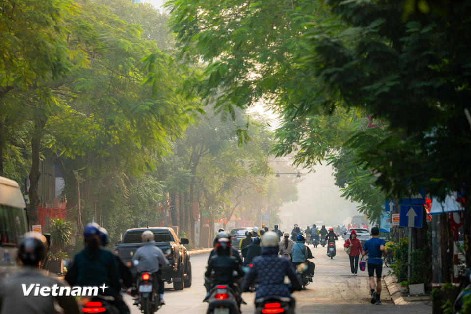 Ngày đầu tiên của năm mới luôn có điều gì đó khiến Hà Nội trở nên lắng lại. Không còn tiếng còi xe dồn dập, không còn nhịp bước vội vã, thành phố như được khoác lên một lớp áo nhẹ nhàng hơn, trong trẻo hơn. (Ảnh: Minh Sơn/Vietnam+)