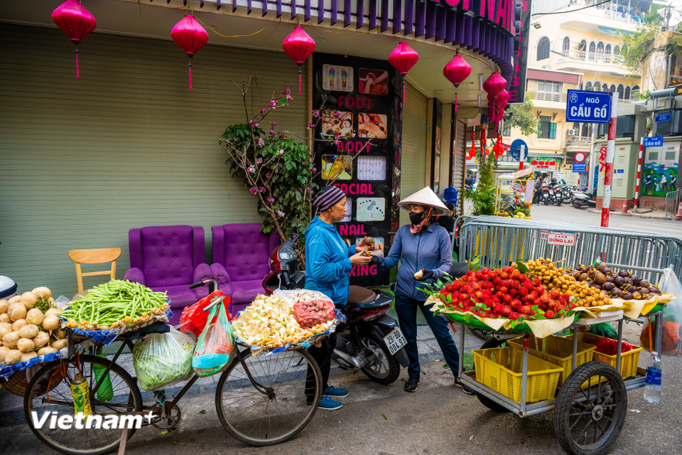 Khu phố cổ, nơi thường ngày chật kín dòng người, lại khoác lên mình vẻ trầm tĩnh hiếm có. (Ảnh: Minh Sơn/Vietnam+)