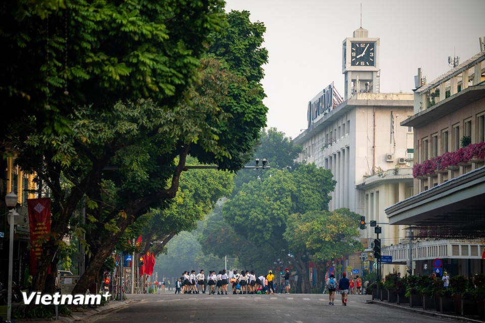 Khu vực phố đi bộ Hồ Hoàn Kiếm thời điểm 8 giờ sáng. (Ảnh: Minh Sơn/Vietnam+)
