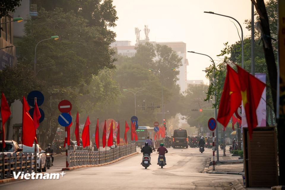 Hà Nội trong sáng ngày đầu tiên của năm 2026 mở ra với bầu trời trong, không khí se lạnh vừa đủ để ai nấy cảm nhận rõ hơi thở của mùa đông, nhưng lại không quá rét để cản bước những cuộc dạo chơi đầu năm. (Ảnh: Minh Sơn/Vietnam+)