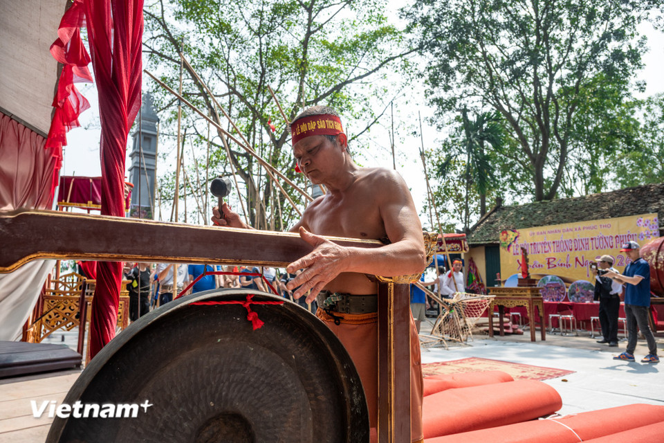 Trong các ngày lễ chính (khoảng 14-16 tháng Giêng âm lịch), cộng đồng tổ chức rước kiệu, dâng hương, và phần lễ tế Thánh Tản Viên - vị thần liên quan mật thiết tới vùng núi Ba Vì và truyền thuyết dân gian về người dạy nghề, trị thủy cho dân làng. (Ảnh: Minh Sơn/Vietnam+)