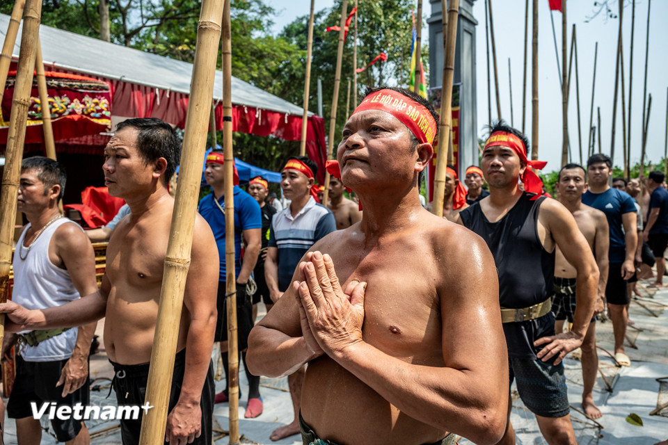Ông Nguyễn Đức Kỳ (70 tuổi) chủ tế đình làng Tường Phiêu cho biết: "Lễ hội không biết có từ bao giờ, nhưng cứ 3 năm một lần, vào những năm Tí, Ngọ, Mão, Dậu, người dân làng lại nô nức tổ chức thi bắt cá để giữ lại những truyền thống tốt đẹp người dân Tường Phiêu."