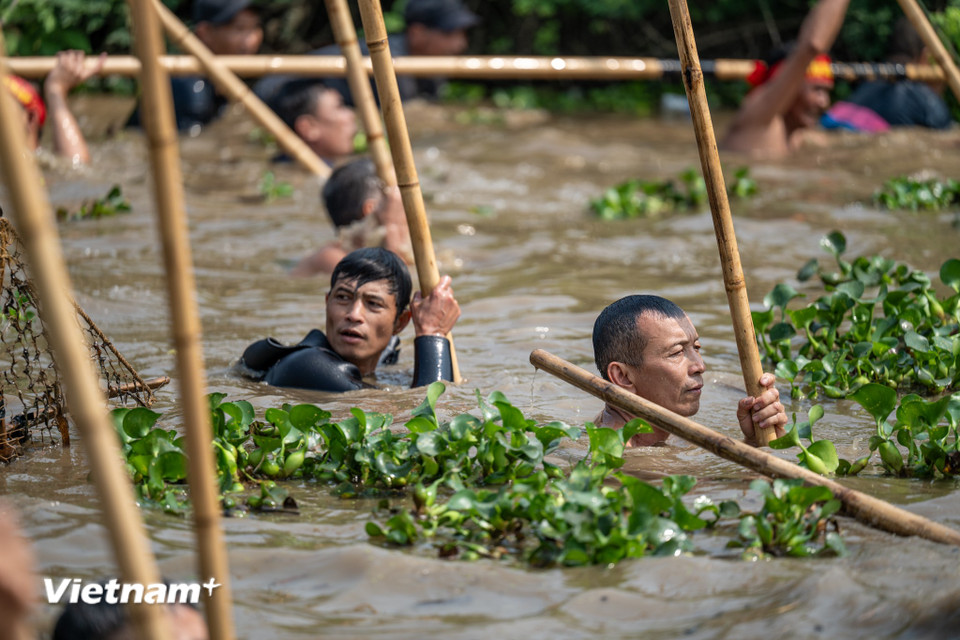 Lễ hội đánh cá thể hiện đặc sắc bản sắc xứ Đoàn - một tên gọi địa phương phản ánh cách tổ chức, tập tục, và mạng lưới làng xã đặc trưng của vùng Phúc Thọ. (Ảnh: Minh Sơn/Vietnam+)