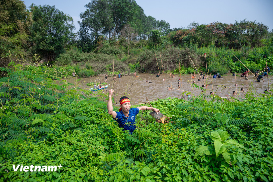 'Dập thủ' Vương Đức Du (29 tuổi) đến từ Lại Thượng (Thạch Thất, Hà Nội) tỏ ra vui sướng khi là một trong những người đầu tiên bắt được cá to. (Ảnh: Minh Sơn/Vietnam+)
