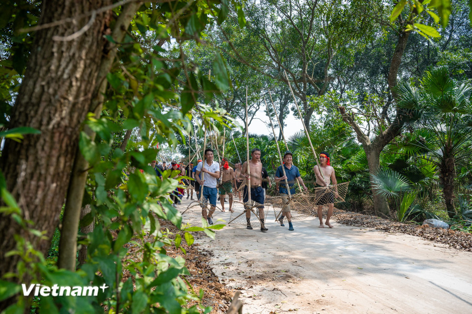 Lễ hội đánh cá truyền thống nổi tiếng tại Phúc Thọ, Hà Nội là tục 'dập sào bắt cá' trên sông Tích, gắn liền với di tích quốc gia đặc biệt đình Tường Phiêu (xã Phúc Thọ). (Ảnh: Minh Sơn/Vietnam+)