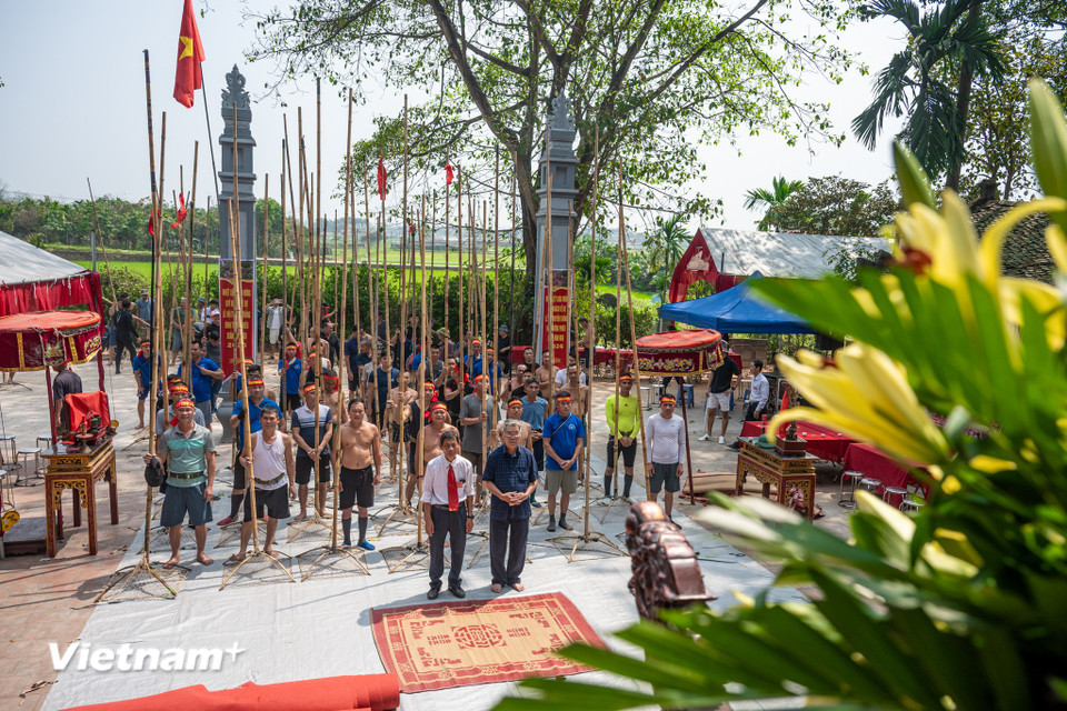 Hoạt động đó không chỉ là nghề đánh bắt, mà đã hóa thành nghi lễ, thành phần sinh hoạt lễ hội đặc sắc gắn với đình làng: lễ hội truyền thống đình Tường Phiêu. Lễ hội này hiện được tổ chức mỗi dịp đầu Xuân thường rơi vào các ngày 14-16 tháng Giêng Âm lịch và đã được địa phương đưa vào hệ thống di sản văn hóa phi vật thể. (Ảnh: Minh Sơn/Vietnam+)