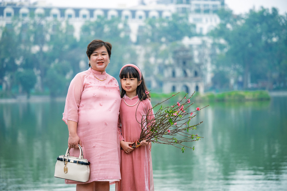 Sáng mùng Một ở Hà Nội vừa mang nét tĩnh lặng, vừa đượm đà sắc xuân. Giữa đường phố thênh thang là những sắc màu tươi tắn của áo dài. (Ảnh: Minh Sơn/Vietnam+)