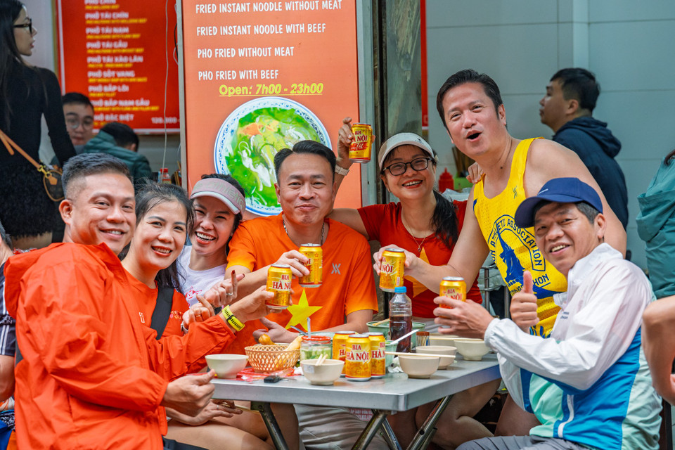 Sáng sớm mùng Một, các hàng quán trên khu vực phố cổ đã mở cửa đón khách. (Ảnh: Minh Sơn/Vietnam+)